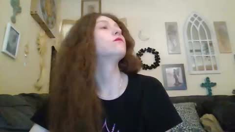 queencrimsonlvx online show from 24, 4, 2026