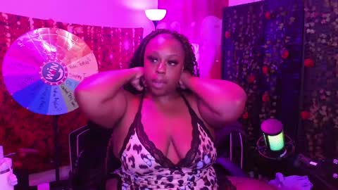 Snapshot of queencroze chatting on 2, 5, 2026 Queen Cherise Roze online show from 2, 5, 2026