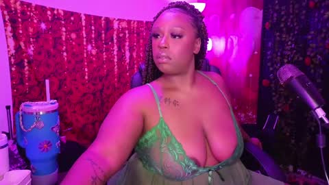 Snapshot of queencroze chatting on 21, 5, 2026 Queen Cherise Roze online show from 21, 5, 2026