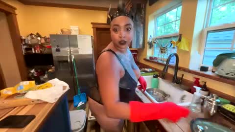 Queen Hilarity online show from 27, 4, 2026