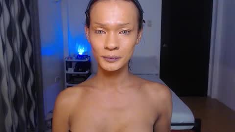 Snapshot of queenvalentinats chatting on 24, 11, 2025 ValentinaMoone online show from 24, 11, 2025