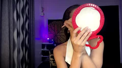 Snapshot of queenvalentinats chatting on 22, 12, 2025 ValentinaMoone online show from 22, 12, 2025