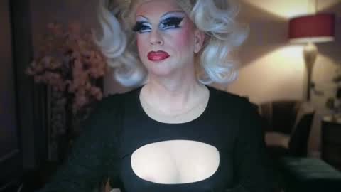 Snapshot of qweenviva chatting on 22, 3, 2026 ViVaLuvLicious online show from 22, 3, 2026