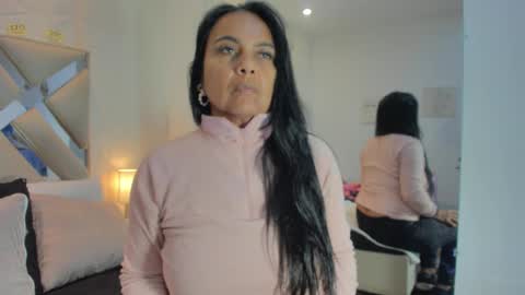 Raquel Moore  online show from 3, 12, 2025