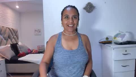 Raquel Moore  online show from 4, 12, 2025