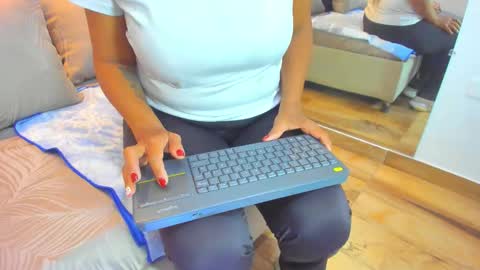 Raquel Moore  online show from 15, 12, 2025