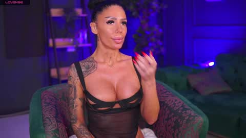 Raquelle online show from 27, 1, 2025