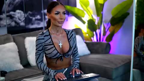 Raquelle online show from 8, 10, 2025