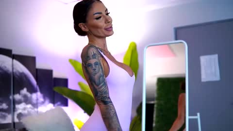 Raquelle online show from 26, 10, 2025