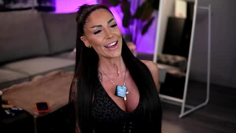 Snapshot of raquellevon chatting on 15, 4, 2026 Raquelle online show from 15, 4, 2026