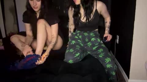 Ravyn and Nyx online show from 6, 10, 2025