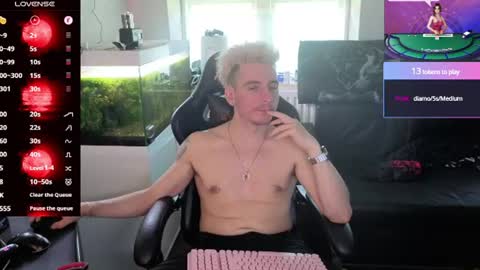 Snapshot of rayzel_white chatting on 18, 6, 2026 Rayzel White online show from 18, 6, 2026