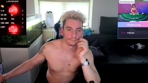 Snapshot of rayzel_white chatting on 4, 7, 2026 Rayzel White online show from 4, 7, 2026
