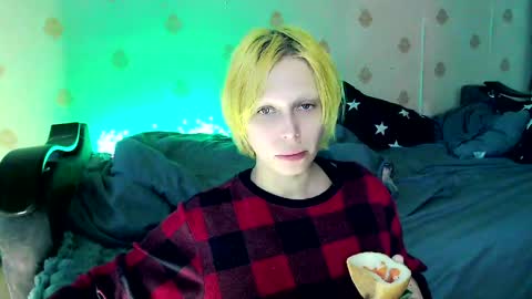 Snapshot of raziel_haze chatting on 19, 4, 2026 Yrriel Strife Candy-Demon Caveboy mr. Cringe online show from 19, 4, 2026