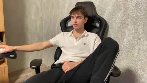 Snapshot of redbullshine chatting on 11, 10, 2025 redbullshine online show from 11, 10, 2025