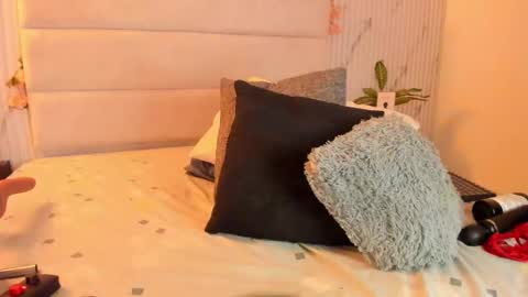 reginavegaa online show from 10, 3, 2025