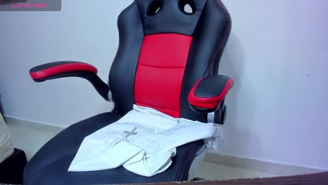 reina_loren online show from 4, 1, 2025