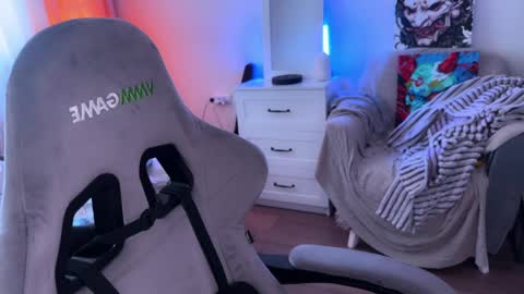   DianaBrite            fansl y online show from 11, 4, 2026