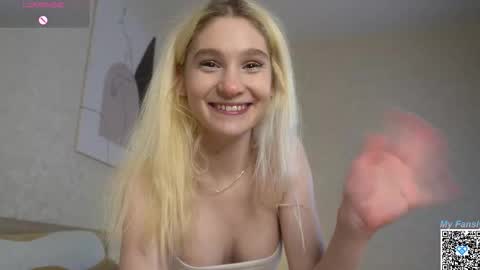 Snapshot of risingdawnn chatting on 15, 10, 2025 Flora online show from 15, 10, 2025