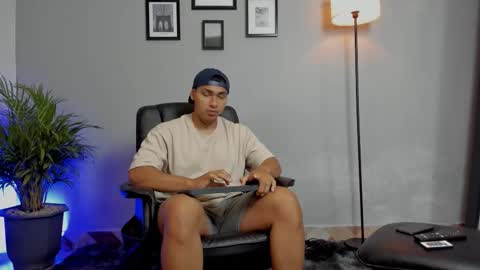 Snapshot of ronnie_canford chatting on 12, 1, 2026 RonnieCanford online show from 12, 1, 2026