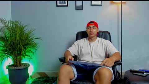 Snapshot of ronnie_canford chatting on 20, 2, 2026 RonnieCanford online show from 20, 2, 2026