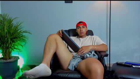 Snapshot of ronnie_canford chatting on 20, 2, 2026 RonnieCanford online show from 20, 2, 2026