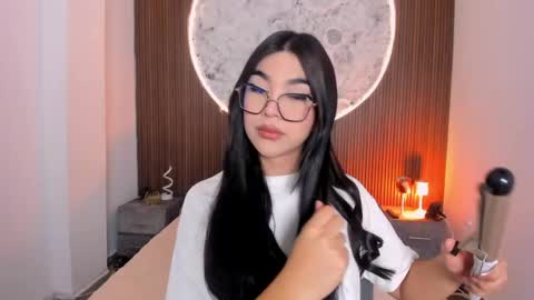 Snapshot of rosecassie chatting on 28, 4, 2026 Rose online show from 28, 4, 2026