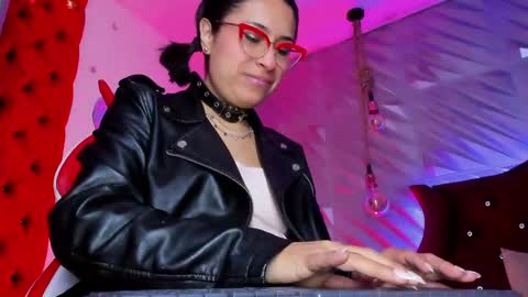 Snapshot of roxanne_han chatting on 29, 5, 2026 roxanne_han online show from 29, 5, 2026