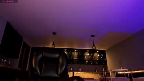 Roxanne Hill  online show from 20, 12, 2025