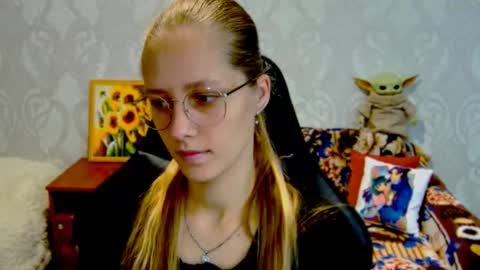 Snapshot of roxie_shy chatting on 12, 9, 2025 roxie_shy online show from 12, 9, 2025