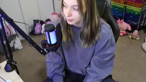 Snapshot of roxiethefox chatting on 12, 10, 2025 roxie online show from 12, 10, 2025