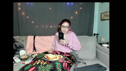 roxihazeleyes online show from 3, 3, 2025