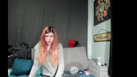 roxihazeleyes online show from 1, 10, 2025