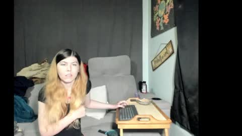 Snapshot of roxihazeleyes chatting on 26, 5, 2026 roxihazeleyes online show from 26, 5, 2026