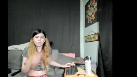 Snapshot of roxihazeleyes chatting on 4, 6, 2026 roxihazeleyes online show from 4, 6, 2026