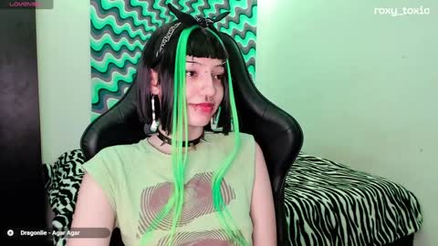 Snapshot of roxy_toxic chatting on 21, 1, 2025 Roxy Independient model Help me to reach 50 thumbs up online show from 21, 1, 2025