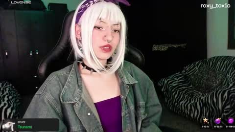 Snapshot of roxy_toxic chatting on 8, 10, 2025 Roxy Independient model Help me to reach 50 thumbs up online show from 8, 10, 2025