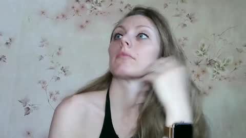 Snapshot of roxyfox18x01 chatting on 2, 6, 2026 roxyfox18x01 online show from 2, 6, 2026