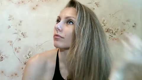 Snapshot of roxyfox18x01 chatting on 11, 6, 2026 roxyfox18x01 online show from 11, 6, 2026