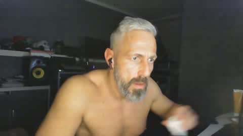 Snapshot of ruffi77 chatting on 15, 1, 2025 Chico que rico Caliente online show from 15, 1, 2025