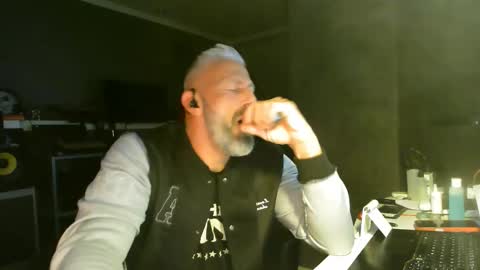 Snapshot of ruffi77 chatting on 5, 12, 2025 Chico que rico Caliente online show from 5, 12, 2025