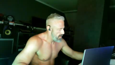Chico que rico Caliente online show from 25, 7, 2026