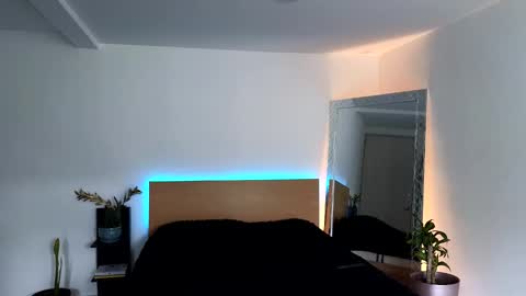  R U S S E L L  online show from 19, 9, 2025