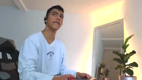  R U S S E L L  online show from 30, 9, 2025