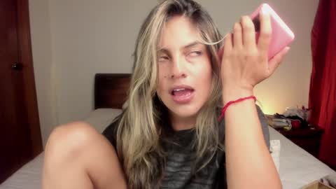 Snapshot of s_u_n_r_i_s_e_e chatting on 16, 12, 2024 Leslie Beltrn online show from 16, 12, 2024