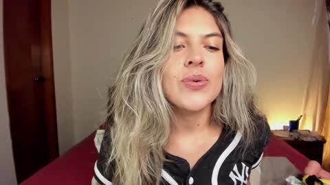 Snapshot of s_u_n_r_i_s_e_e chatting on 9, 1, 2025 Leslie Beltrn online show from 9, 1, 2025