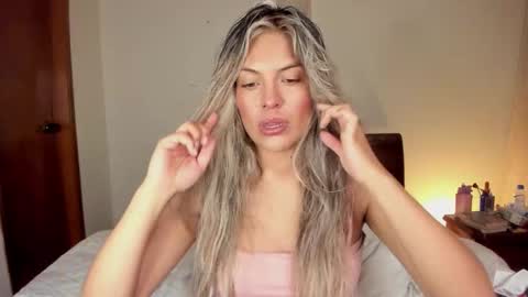 Snapshot of s_u_n_r_i_s_e_e chatting on 2, 10, 2025 Leslie Beltrn online show from 2, 10, 2025