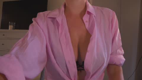Snapshot of saltedhoney chatting on 13, 9, 2025 IsaBella- online show from 13, 9, 2025