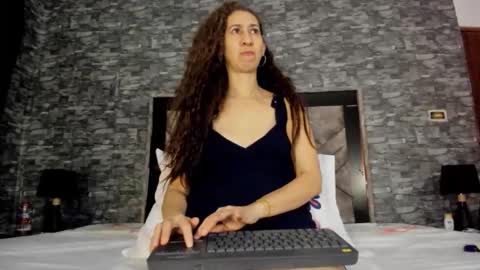 samanttamilf online show from 7, 6, 2026