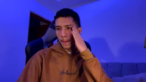 santi_twink19 online show from 6, 1, 2025